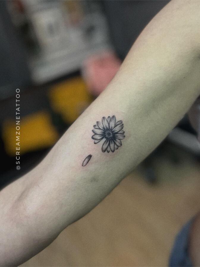 sunflower-tattoo-minimal-tattoo-warrior-tattoo-screamzonetattoo-best-tattooshop-ghatkopar-mumbai