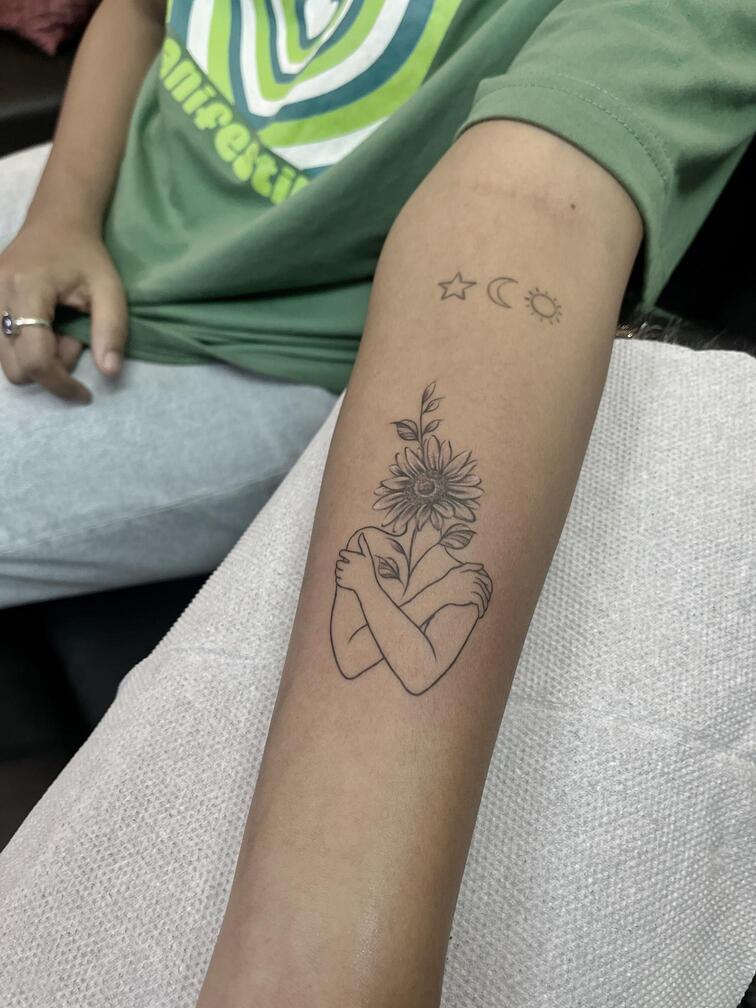 Line Sunflower tattoo, Screamzonetattoo tattoo studio in Mumbai