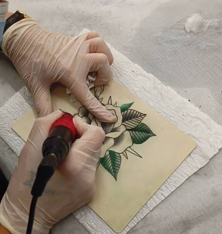 Student practising tattooing in the tattoo artist course at Screamzonetattoo